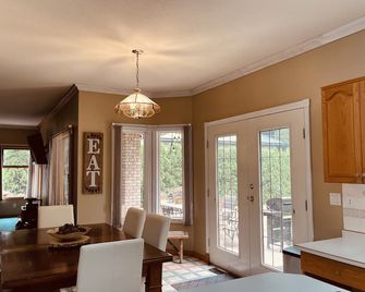 The HI-Mark House - Hot tub,AC,Pool table, Pool May2026 - Sicamous - Essbereich