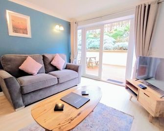 Waves Apartments - Newquay - Living room