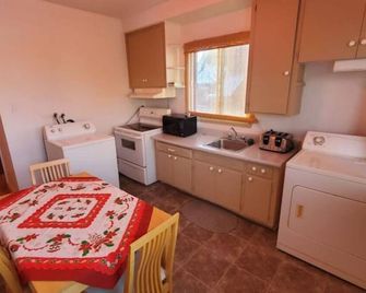 Warm & Cozy Apartment River View, with Parking - Montreal - Kitchen