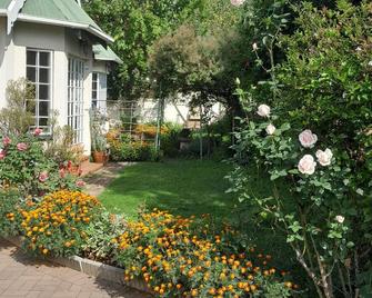 Cozy 2-bedroom townhome in charming Boksburg with WiFi - Boksburg - Outdoor view