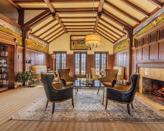 Glen Gordon Manor - Huntly - Lounge