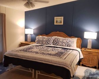 “Our Lakeside Oasis” is a Cozy 2-bedroom house in charming Okeechobee. - Okeechobee - Bedroom