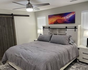 Lake Powell Modern Remodeled Vrbo - 3br, 2ba Minutes To Lake And Restaurants! - Page - Bedroom