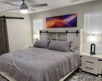 Lake Powell Modern Remodeled Vrbo - 3br, 2ba Minutes To Lake And Restaurants! - Page - Camera da letto