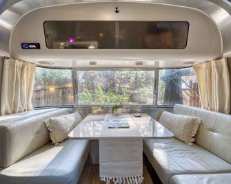 Mt Hood Log Cabin! Fresh Remodel with Airstream 2 - Mount Hood Village