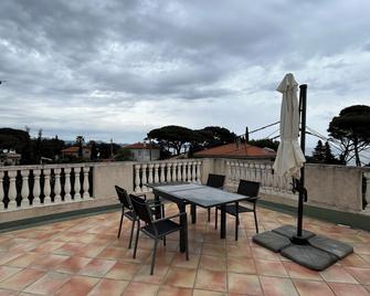 Hôtel L'Escale Au Soleil - Fréjus - Patio