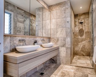 Jacaranda Noosa - Noosa Heads - Bathroom