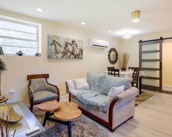 Fayetteville Guest House Walk to Nature Preserve! - Fayetteville - Living room