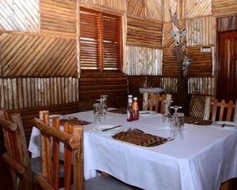 Elephant Hab Lodge - Kichwamba - Dining room