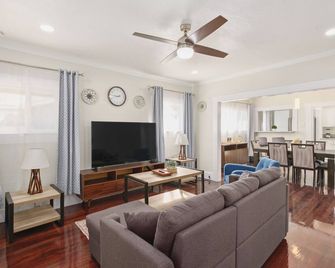 Roomy/Comfy 2B/1Bth w Dinning Room - Fresno - Living room