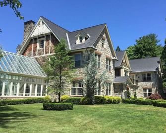 Luxury 8 BR Estate with Pool and Tennis court - Mount Kisco - Edificio