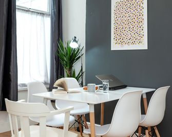 Cosy Home Near Station, Parking, Netflix, Sleeps 5 - Coventry - Dining room