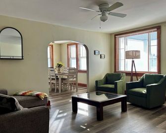 Gram’s House is a Village of Hillman home with Emerick Park views! - Hillman - Sala de estar