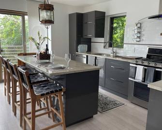 One bedroom with modern kitchen, balcony with water view - Greenwich - Cocina