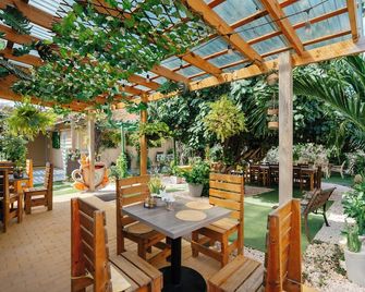 هوتل آر إت ب وتيك أروبا - أورانجيستاد - شرفة مرصوفة