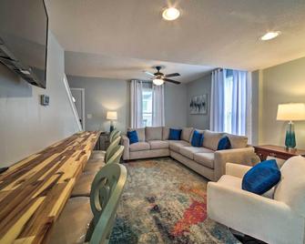 Morgantown Home with Deck about 2 Mi to WV University! - Morgantown - Living room
