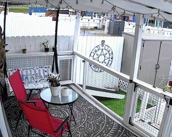 R & R's Modern Retreat - Newport - Balkon