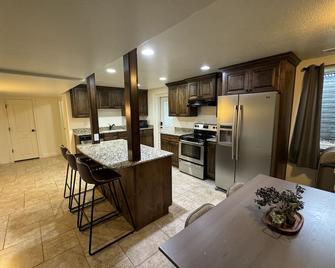 Clean, Spacious Basement Apartment Located At The Mouth Of Af Canyon - Highland - Kitchen
