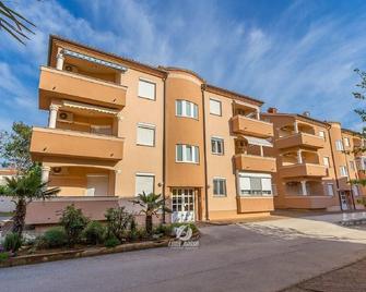 Comfortable home with private covered balcony - Medulin - Building