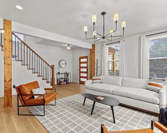 Wine Country Getaway | Jz Vacation Rentals - Washington - Living room