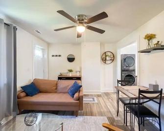 2BR Cedar Lane Road Retreat at Swamp Rabbit Trail! - Greenville - Sala de estar