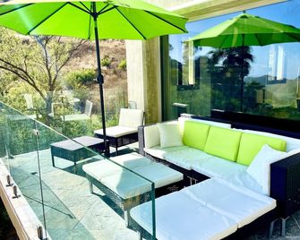 Gorgeous 3 br/5 ba plus bonus room Malibu ocean view villa with hot tub - Malibu - Balcone