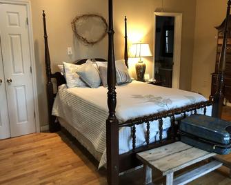 A remote cabin with Forests, Creeks, Cheaha! Price reduced for winter and spring - Talladega - Bedroom