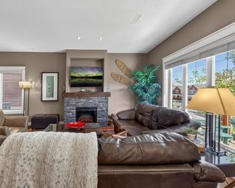 Spacious Invermere 3bd2.5ba Townhome Nestled in the Purcell Mountains! - Invermere - Living room