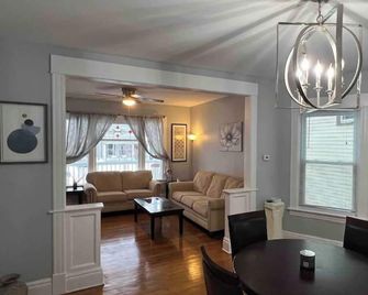 Beautiful furnished 2 bdr great location Elmwood - Buffalo - Living room