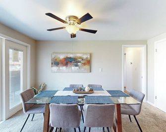The Blitz House-Where Legends Unwind - Canton - Dining room