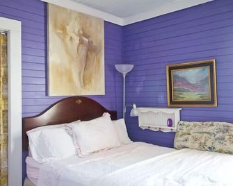 Short walk to town center,restaurants, shops, entertainment, beach and river. - Tybee Island - Bedroom