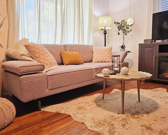 Refreshing home with WiFi, AC, fireplace in marvelous Heart of Yadkin Valley - Jonesville - Obývací pokoj