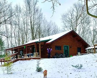 Beautiful Log Cabin 11ac. 4 br. 2.5 ba. on snowmobile trails in Manistee forest. - Branch - Building