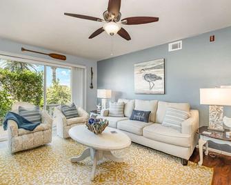 Ground Floor 2 Bdrm King Condo Close to Beach - Melbourne - Living room