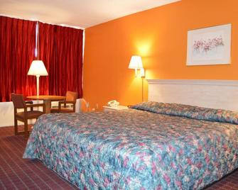 Travelers Inn - Dayton - Bedroom