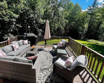 Kingman Brook Guest House, 4 Bedroom, 2.5 Bath, Sleeps 8 - Waterford - Balcón