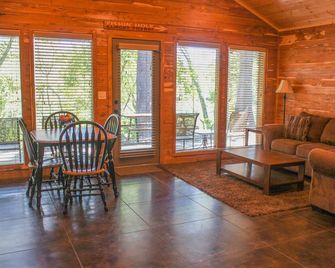 2 Bedroom Little Red Riverfront Cabin on Winkley Shoals - Heber Springs - Dining room
