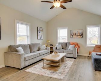 1 Mi to Lake Ontario: Oswego Group Retreat - Oswego - Sala de estar