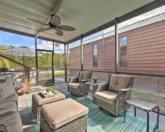Everglades City Cabin Dock and Heated Pool! - Everglades - Patio