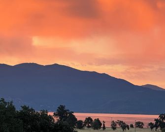 Farm house 2 bedrooms cottage in Upper Lake with WiFi, AC, and family-friendly. - Upper Lake - Living room