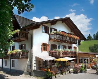 Gasthof Zum Schlern - Fiè allo Sciliar/Vols am Schlern - Building