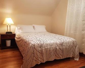 Sarnia's Man Cave - 3 Br/1 Ba House - Pet Friendly - Sarnia - Bedroom