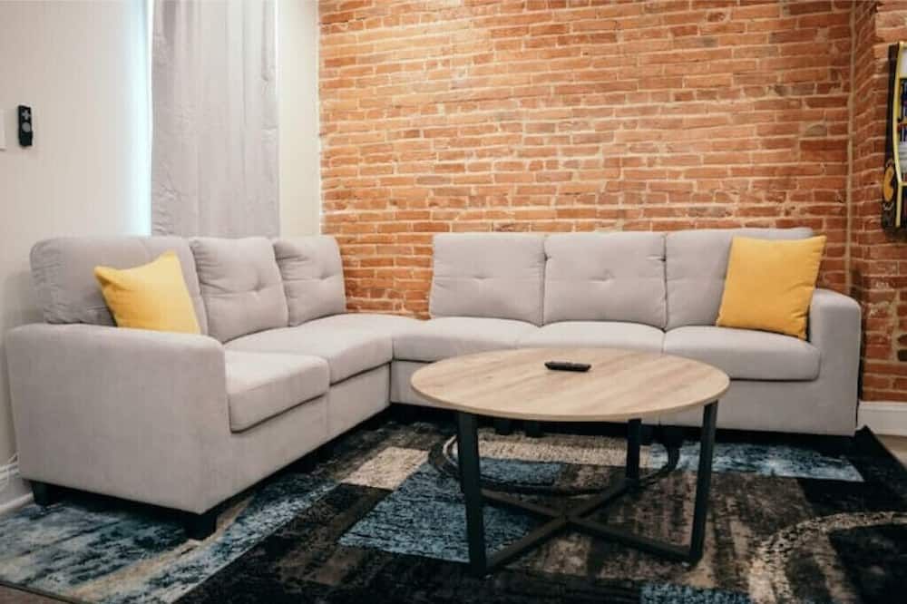 Sleek and Cozy Micro Fells Point Residence! - בולטימור - סלון