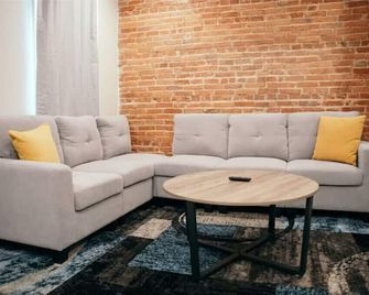 Sleek and Cozy Micro Fells Point Residence! - בולטימור - סלון