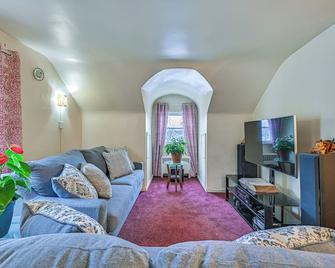 Mount Vernon Getaway - 4 Mi to the Bronx Zoo! - Mount Vernon - Living room