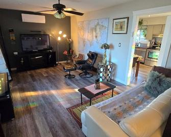 Charming 2-bedroom house with AC, WiFi in enjoyable Charlottetown. - Charlottetown - Sala de estar