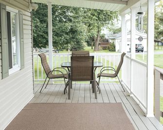 Great price, A-Bay+Clayton! Clean, quiet 3 bedroom cottage+River access+swim. - Fishers Landing - Patio