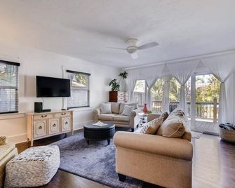 West Palm Beauty With Private Pool 4 Bedroom Home by RedAwning - West Palm Beach - Living room