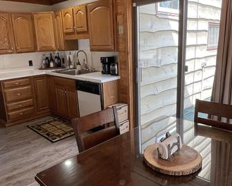 Adirondack Home Located Across From Enchanted Forest in the Heart of Old Forge - Old Forge - Кухня