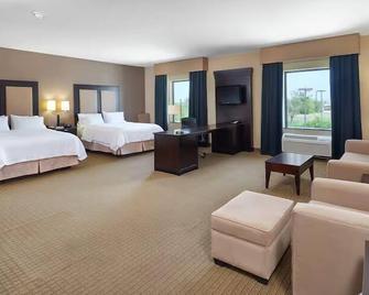 Comfort & Convenience: Your Decatur Gateway with Free Breakfast & Pool - Decatur - Ložnice